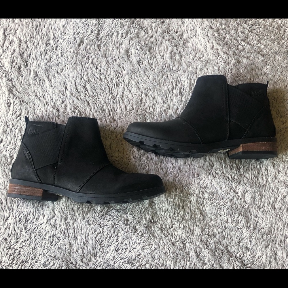 NWOT - Sorel “Emelie” waterproof Chelsea booties.